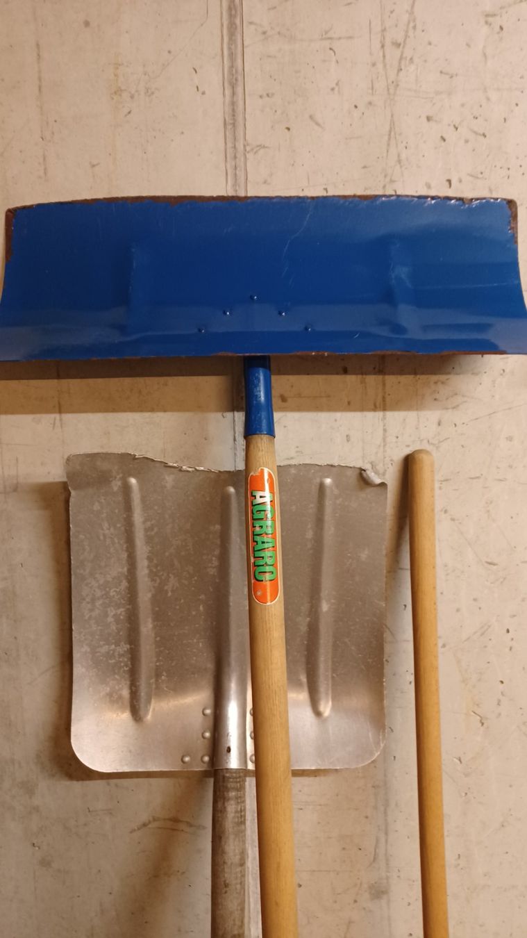 Tous les outils: 5 Schneeschaufel – D'occasion à Rüfenacht BE par zur_2s9l 2