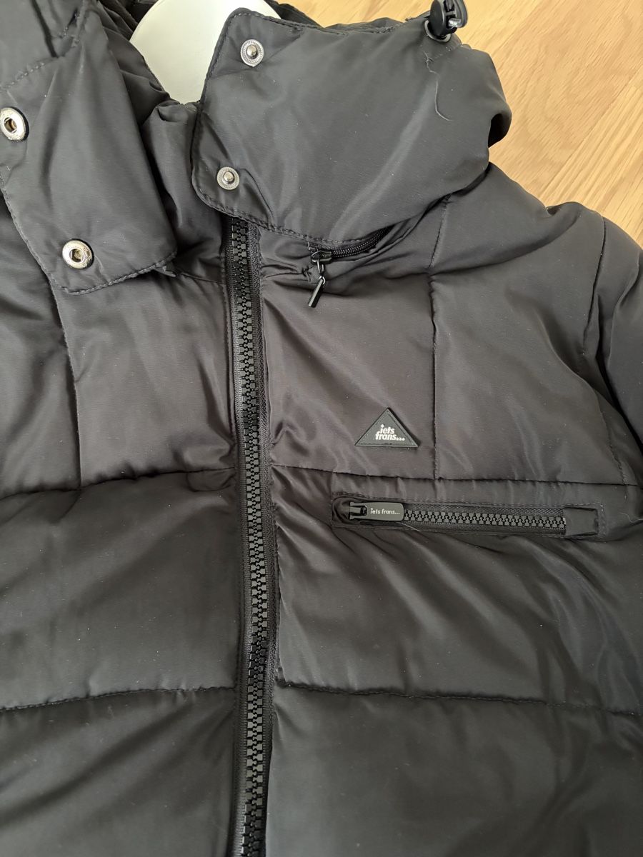 Jacken: Schwarze Winterjacke mit Kapuze – Gebraucht aus Zürich von liv_wyz7 2