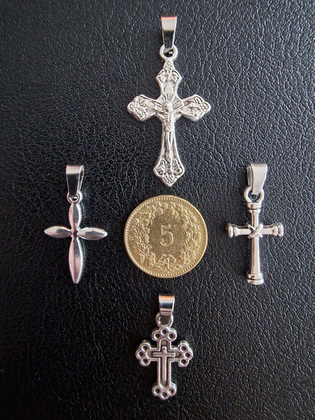 Ciondoli: 4 croix argentées, + trèfle à 4 feuilles – Nuovo e nell'imballaggio originale da Puidoux venduto da mic_c2fh