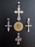 4 croix argentées, + trèfle à 4 feuilles