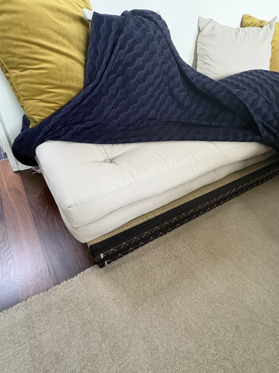 Karup Divani: Schlafsofa Karup Chico mit Tagesdecke / Damast – Usato da Zürich venduto da seb_8rsb 1