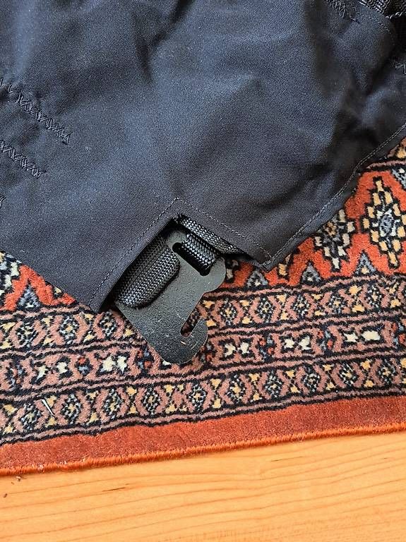 Autres accessoires p. véhicule: Cadillac SRX Gepäckraum Haltenetz – D'occasion à Wattwil par Coronet1 1