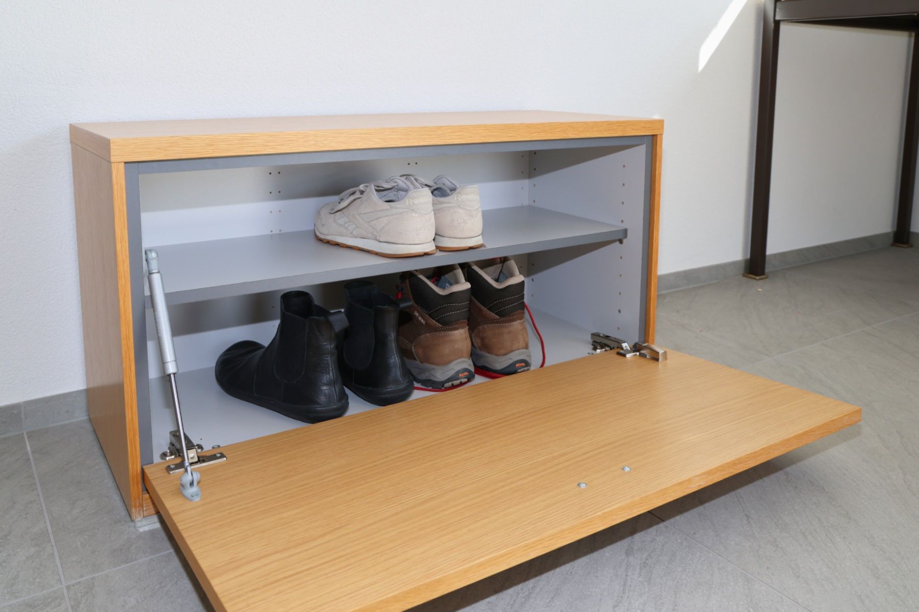 Kommoden: Schuhkommode mit zwei Abteilen, Eiche Furnier – Gebraucht aus Savognin von Caneos 8