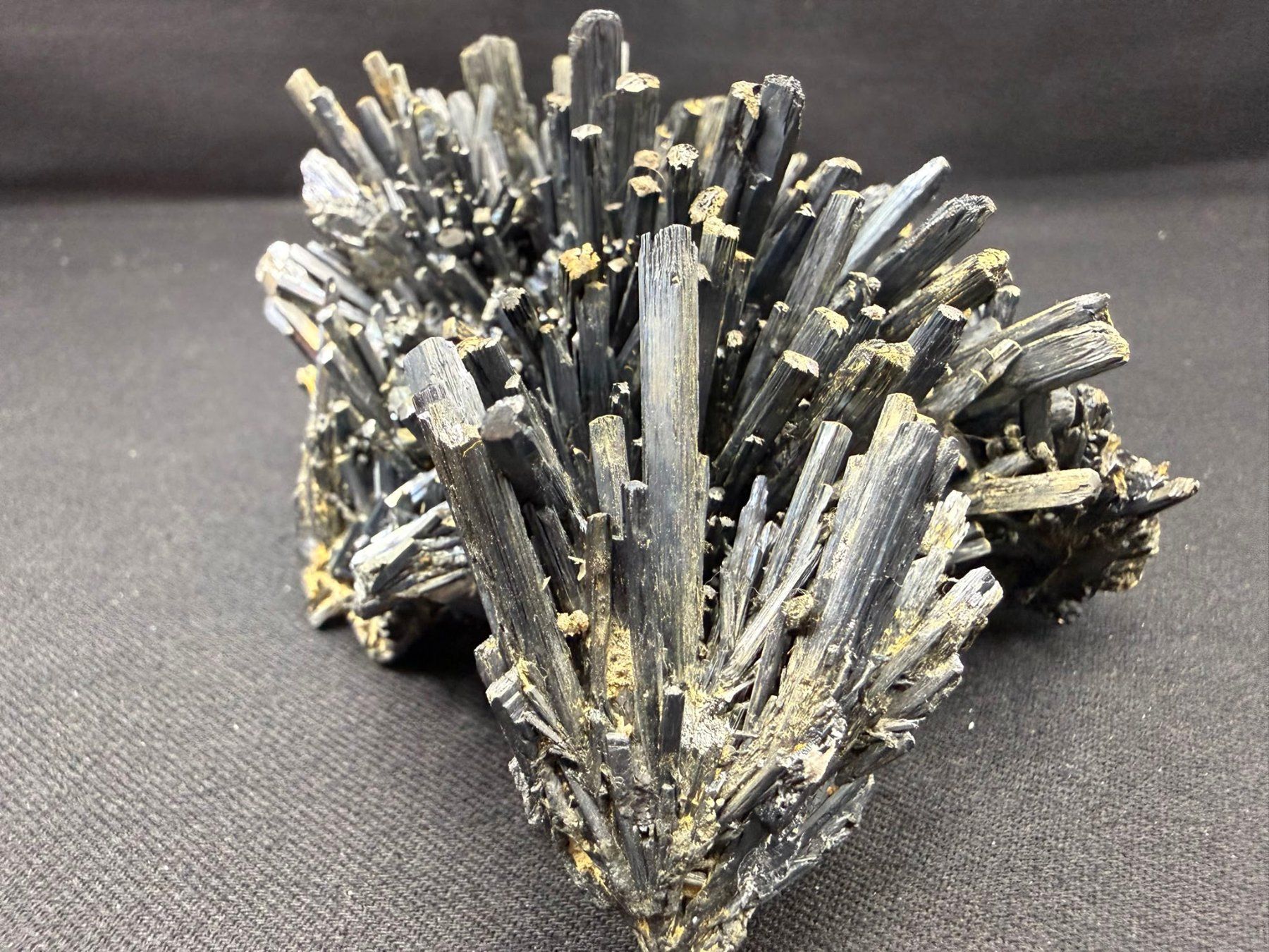 Minerali & Pietre curative: Stibnit mit Stibiconit Überzug – Usato da Schinznach Bad venduto da Demerald 4