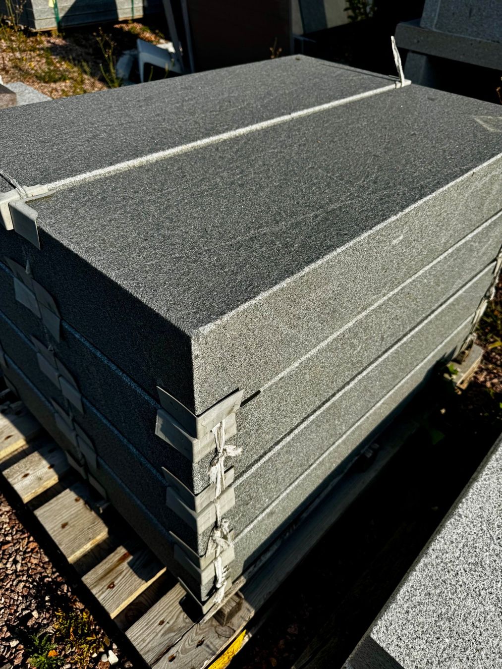 Pietre & tegole: Granit Blockstufen "VRC 654" anthrazit – Restposten – Nuovo e nell'imballaggio originale da Münchwilen venduto da interstein