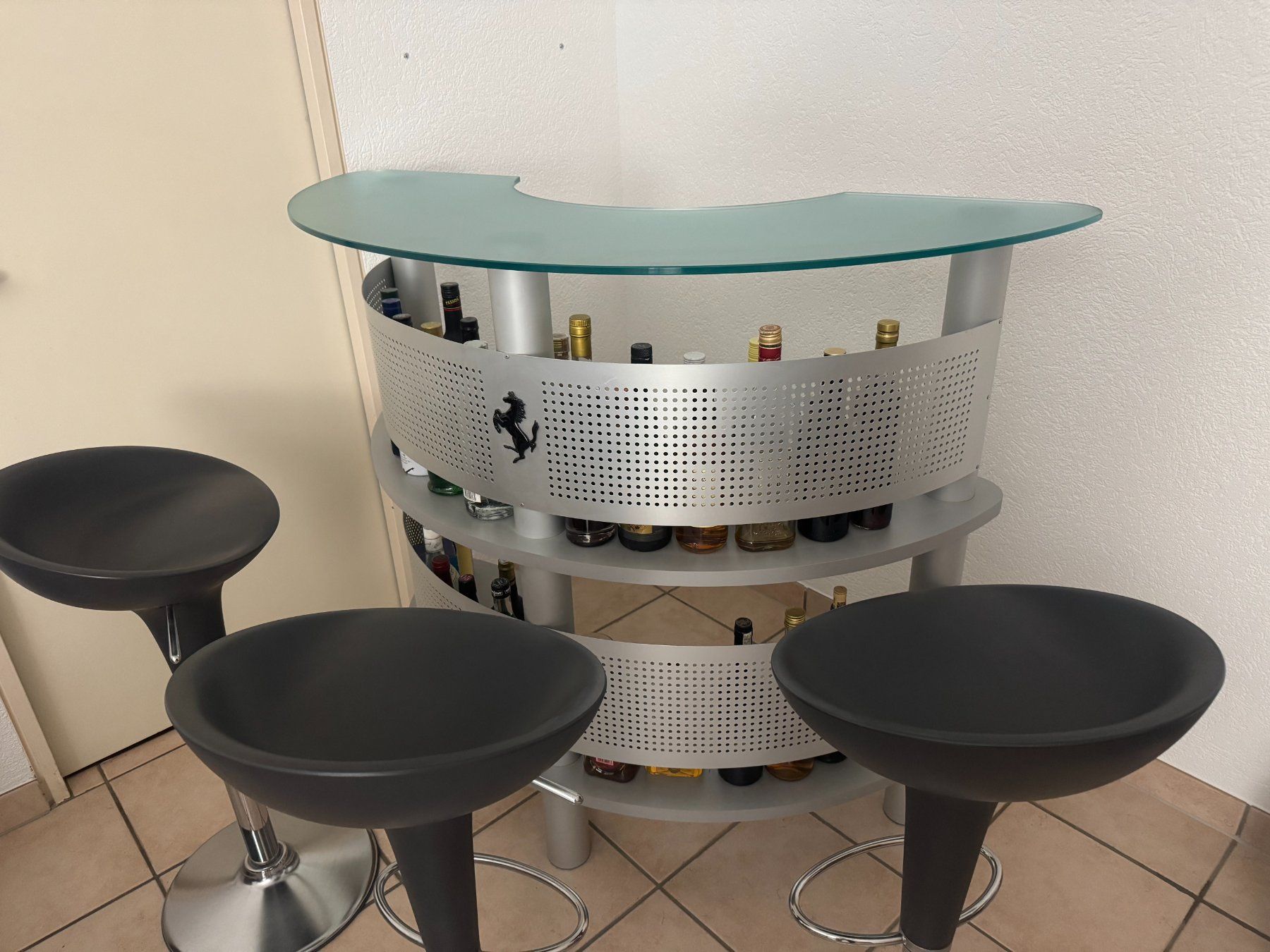 Allestimento di negozi e stand fieristici: Bar avec trois tabourets design – Usato da Nyon venduto da data-comm