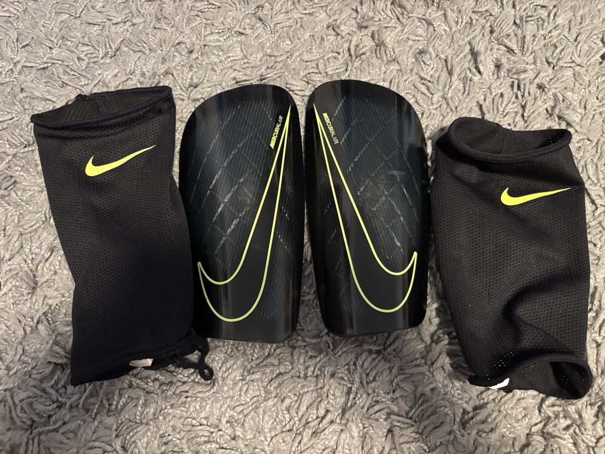 Nike Protezioni & Imbottiture: Fussball Schienbeinschoner – Usato da Schwerzenbach venduto da rea_bh9k