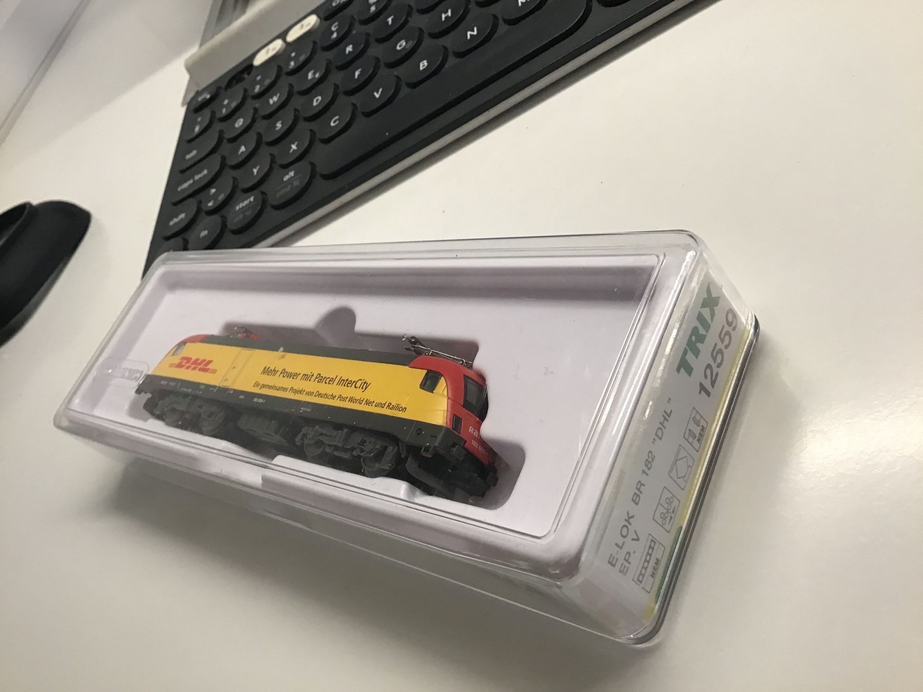 Trix Modelleisenbahnen: DHL Cargo Lokomotive, Minitrix N – Gebraucht aus Männedorf von Spezial-Modelle 4