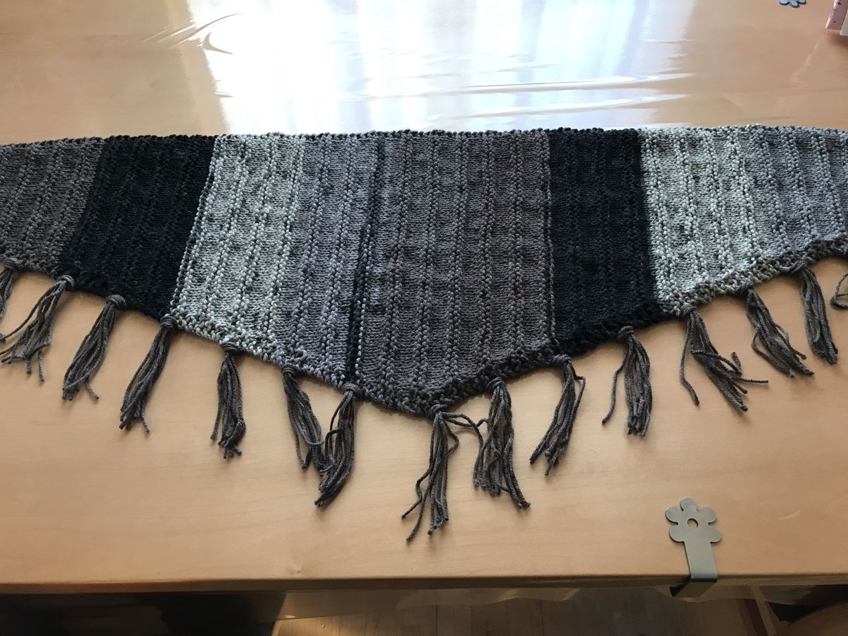 Foulard & Sciarpe: Strickschal/Stola mit Fransen, Grau/Schwarz, Handarbeit – Nuovo (secondo la descrizione) da Mauren venduto da nfr_8pxy 2