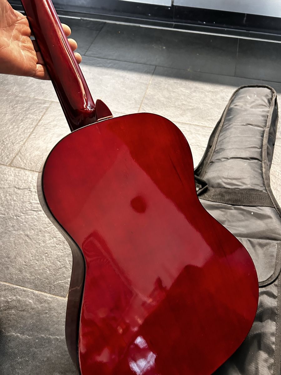 Musikinstrumente: Kindergitarre Kirkland rot – Gebraucht aus Basel von BAD-1 1