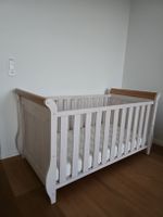Kinderbett aus Holz mit Matratze in neuem  Zustand