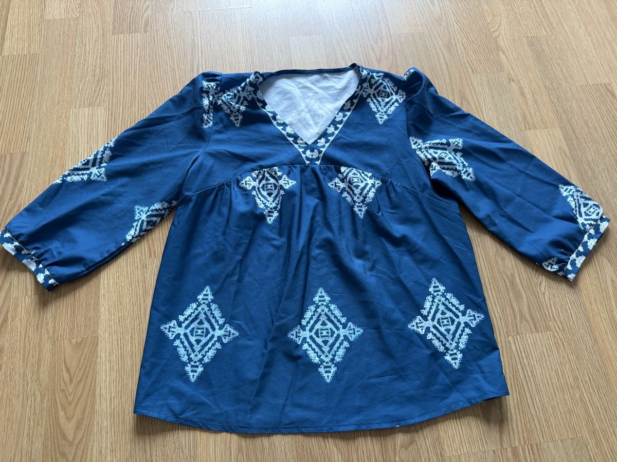Chemisiers: Dunkelblaue Bluse mit Muster, Grösse S – D'occasion à Oberhofen Thun'see par ClaudiaKelesh 1