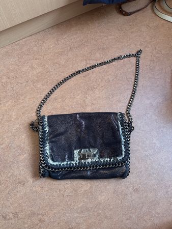Schicke Handtasche mit Kette, Wildlederoptik