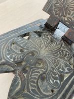 Antiker, handgeschnitzerter, dunkler Holz-Stuhl.