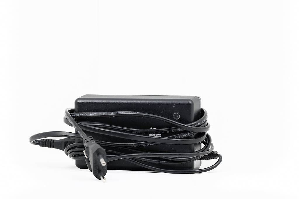 Chargements: Elinchrom RQ Lithium MULTIVOLTAGE Ladegerät – D'occasion à Bennau par BH321
