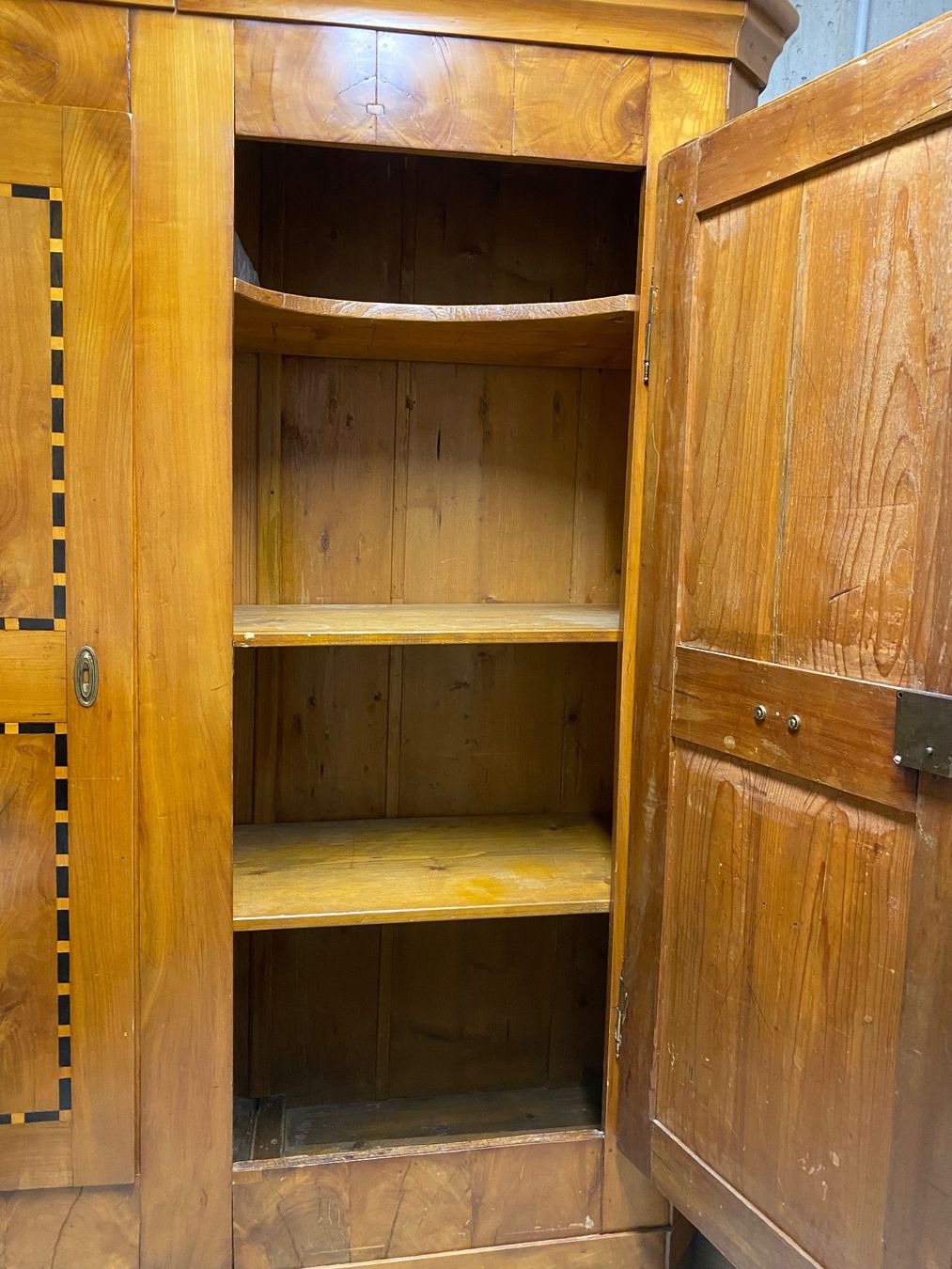 Armoires: Antiker Schrank mit Intarsien – D'occasion à Mumpf par Robynie 2
