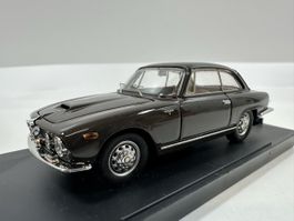 1962 Alfa Romeo 2600 Sprint Street 1:43, inkl.Acrylbox, BANG