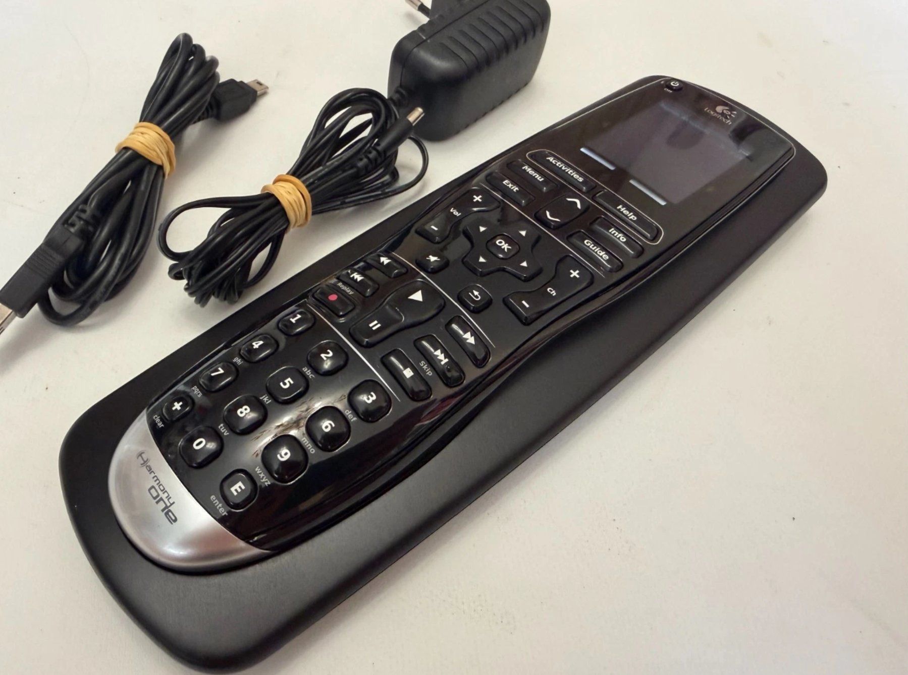 Logitech Fernbedienungen: Logitech Harmony One Universalfernbedienung – Gebraucht aus Beringen von UB-01