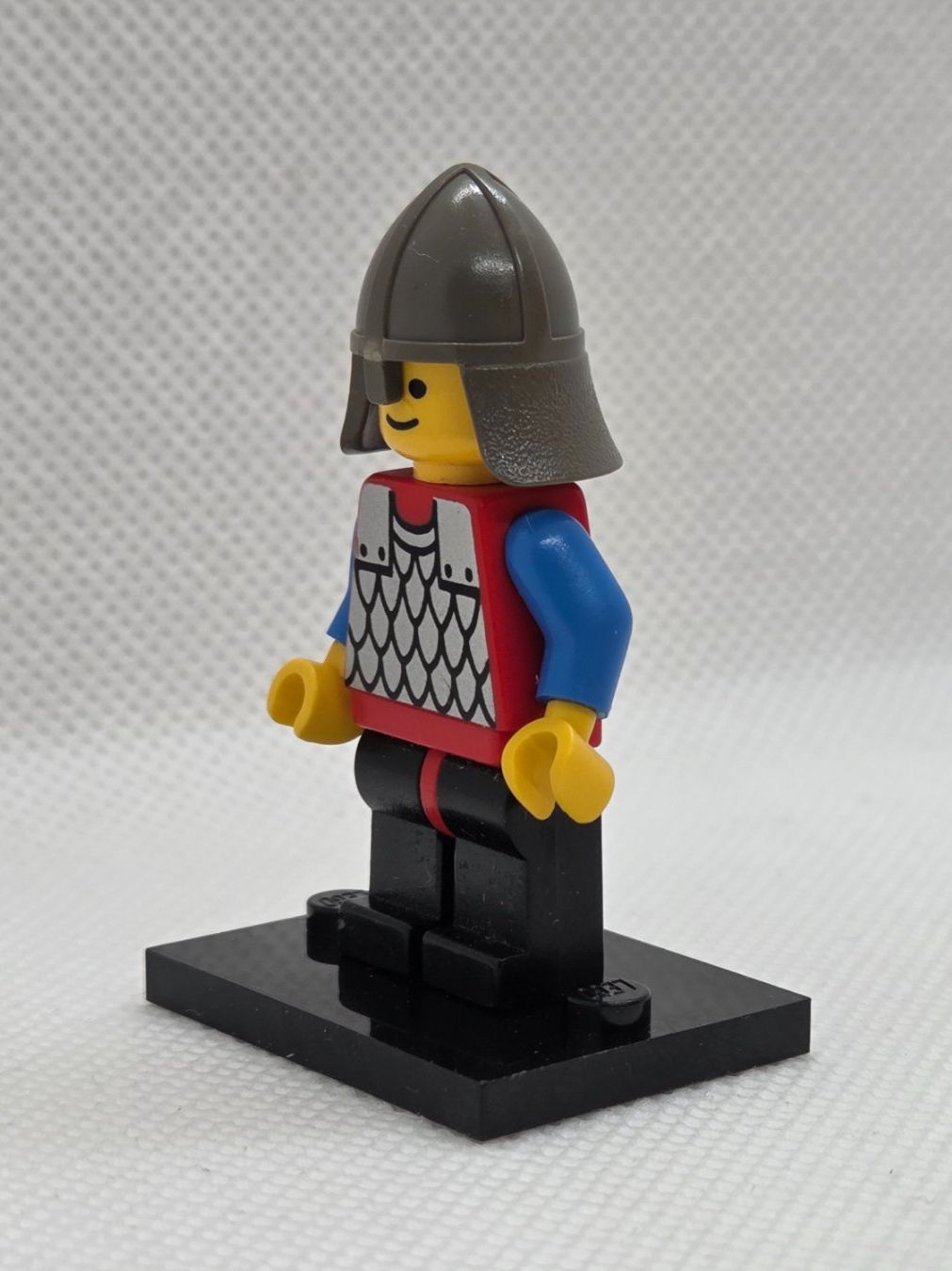 Lego Kit di costruzioni: LEGO Castle cas150 Scale Mail - Red with Blue Arms – Usato da Basadingen venduto da NekoBricks 1