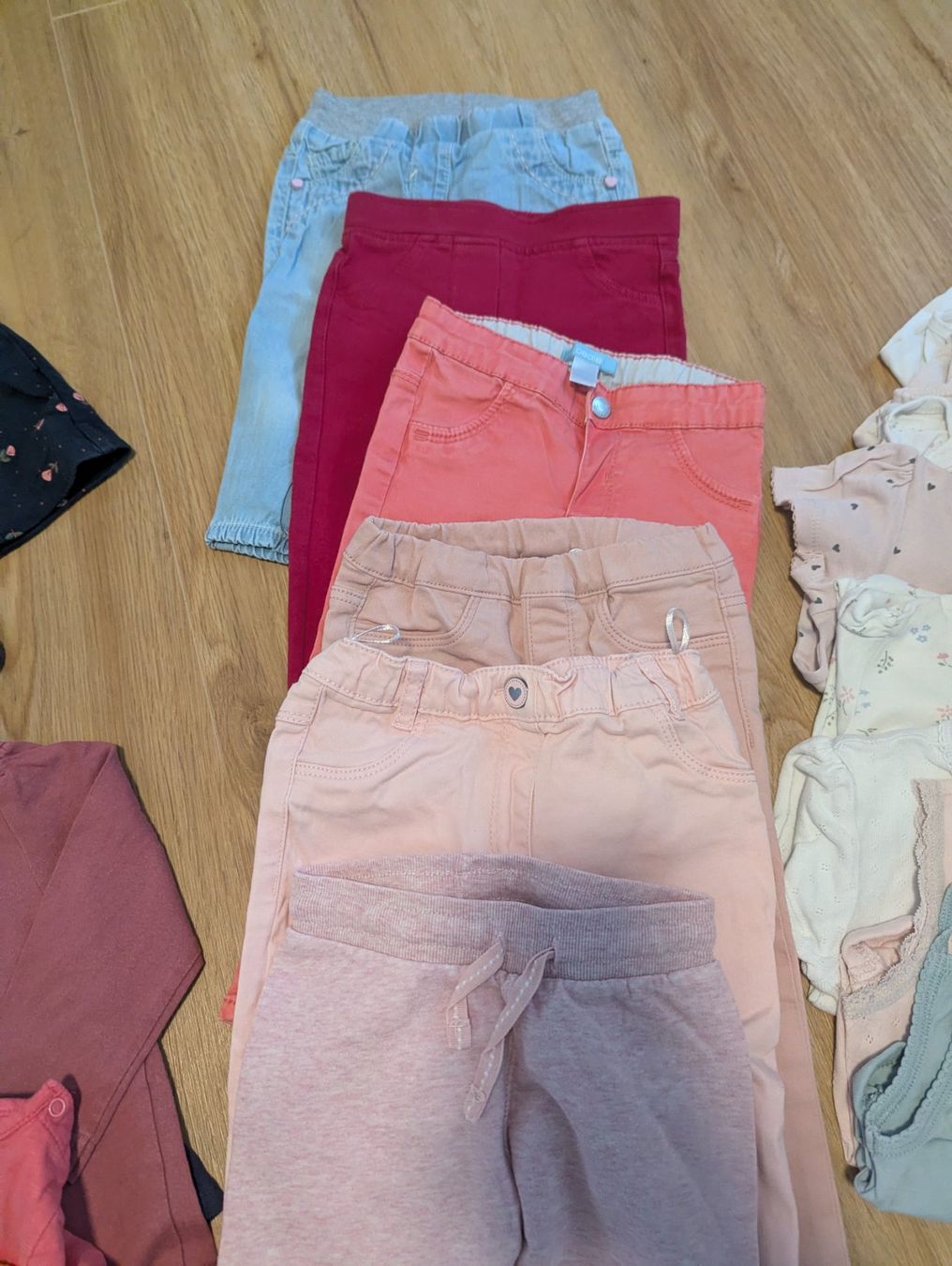 Lotti & Set di vestiti: Vielfältiges Mädchen Kleiderpaket Gr. 80 – Usato da Herisau venduto da Purdon01 4