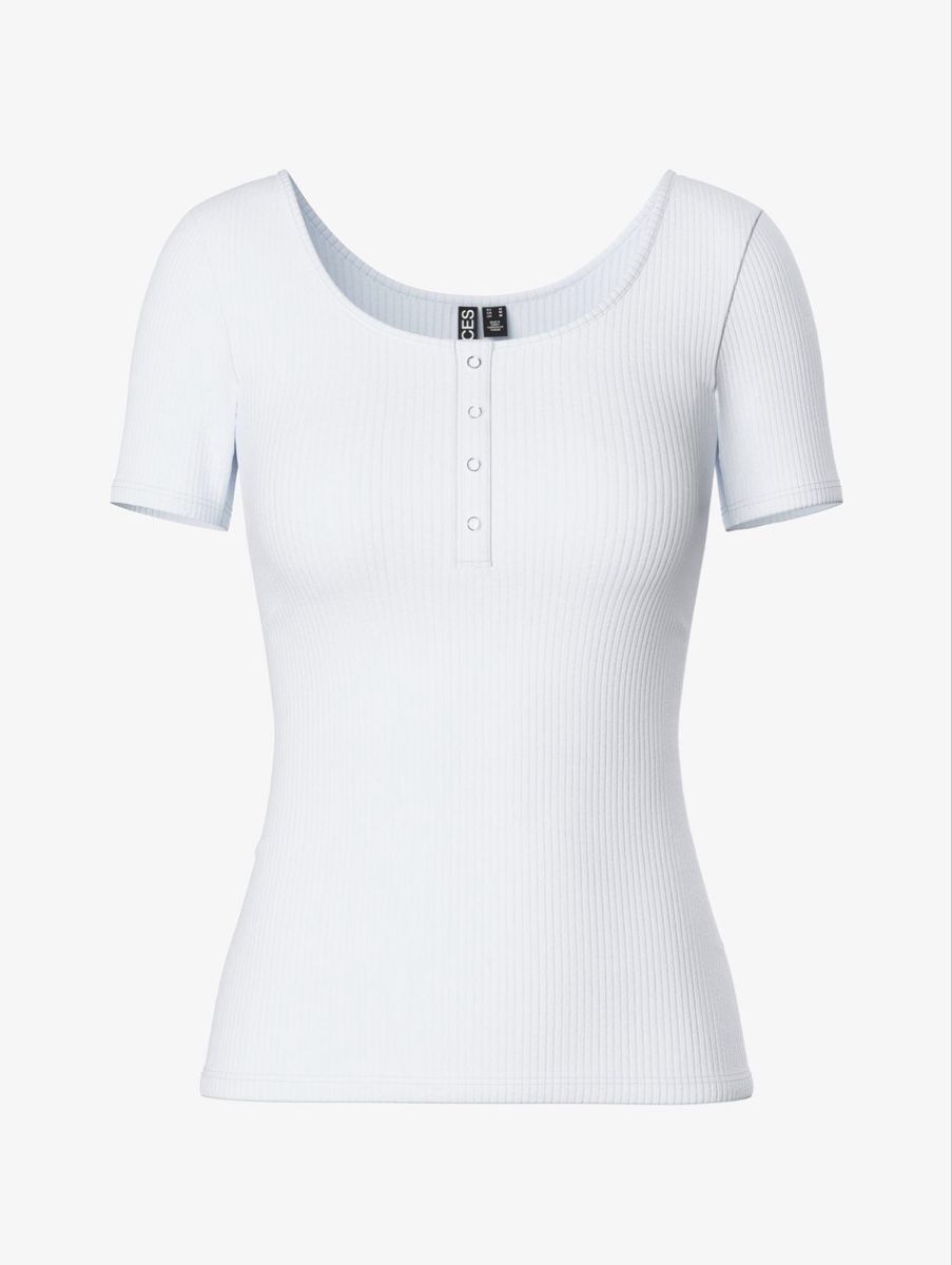 T-shirt: Basic Tshirt  – Usato da Henau venduto da martina_1998 1