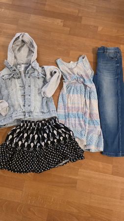 kl. Kleiderpaket Gr. 128/134 mit neuen Jeans