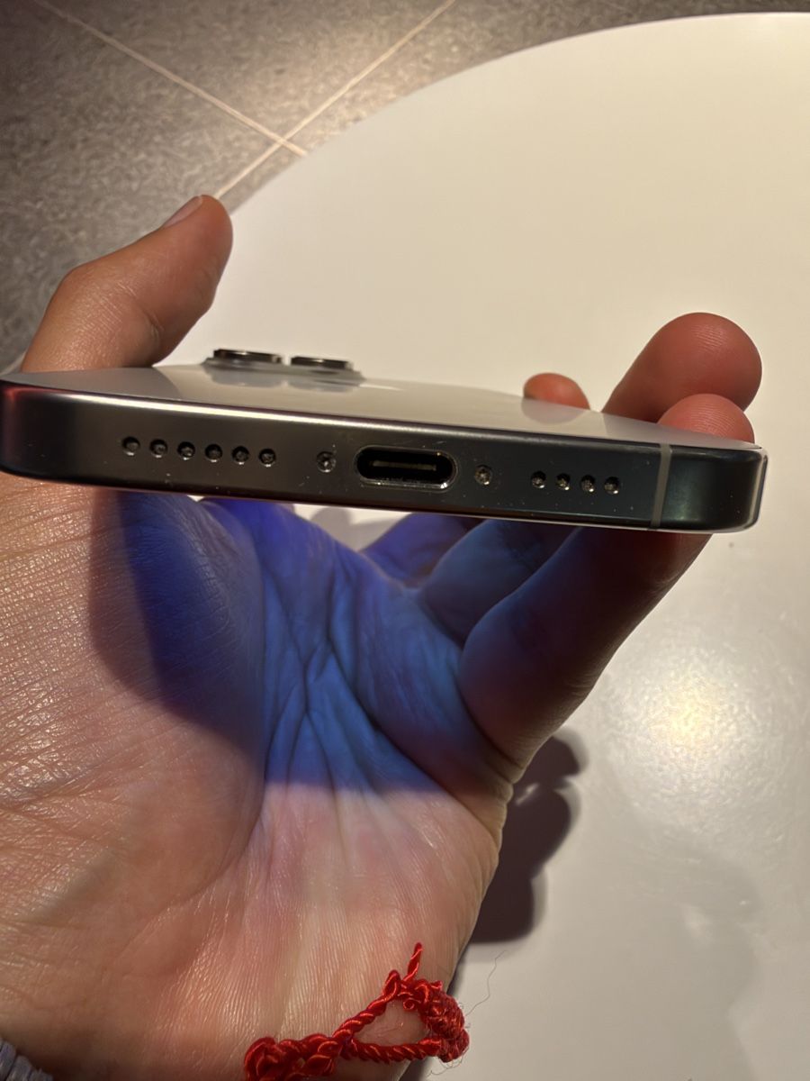 Apple Telefoni cellulari / Smartphones: iPhone 16 pro max top zustand! – Nuovo (secondo la descrizione) da Zürich venduto da Yoni_to 2