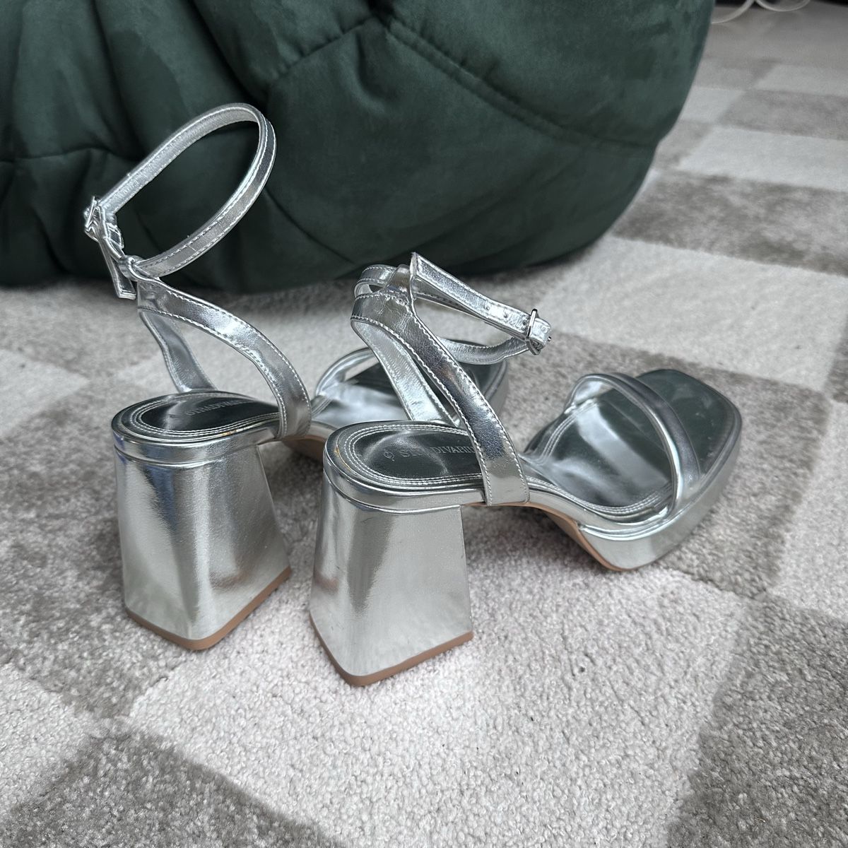 Stradivarius Scarpe da donna: Stradivarius Sandale mit Keilabsatz – Usato da Solothurn venduto da coexism 1