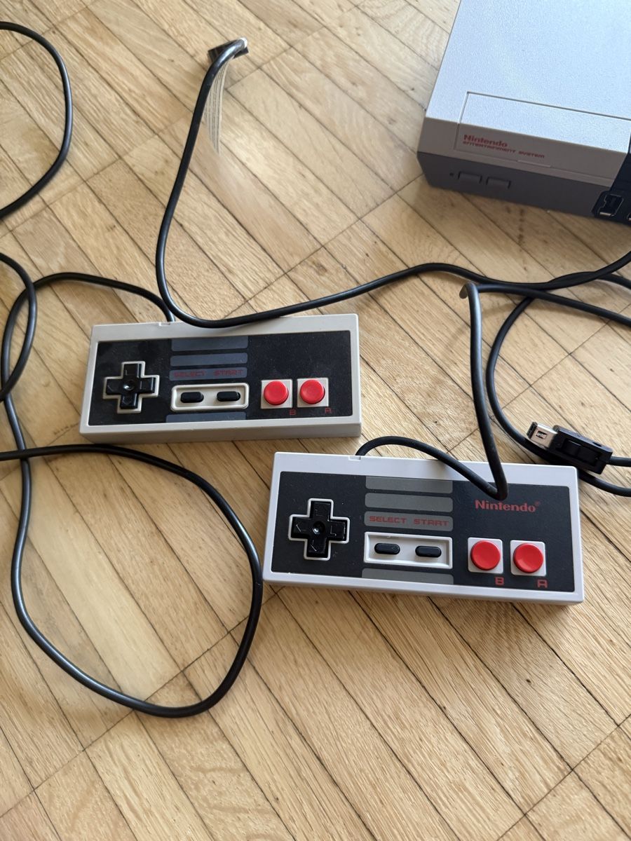 Nintendo Konsolen: Nintendo Classic Mini NES mit 2 Controllern – Gebraucht aus basel von NaLuBa1 2
