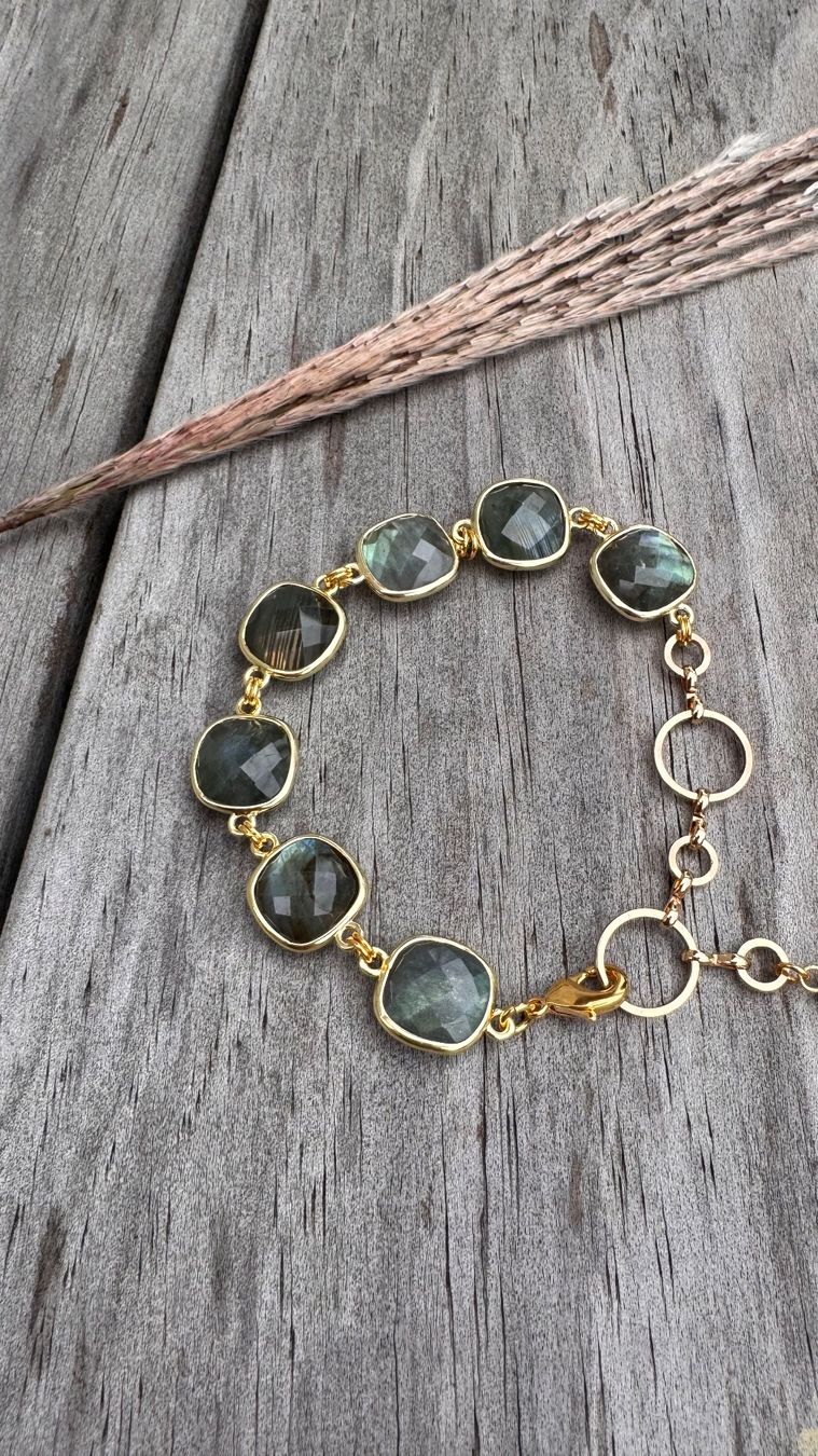 Armbänder & -reifen: Wunderschönes LABRADORIT-Armband mit Charm vergoldet – Neu und originalverpackt aus Rombach von Ivreajewels 4