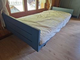 Schönes Einzelbett 92×197cm, Massivholz, inkl. Lattenrost