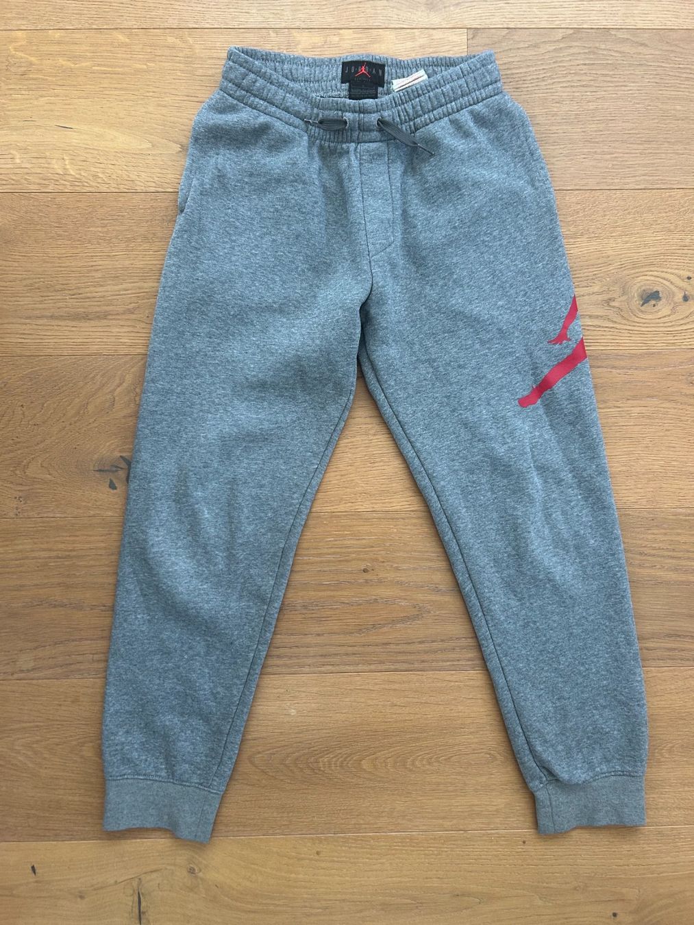 Jordan Pantaloni: Kinder- Trainerhose grau JORDAN 152/158 – Usato da Grub AR venduto da DukeStatham