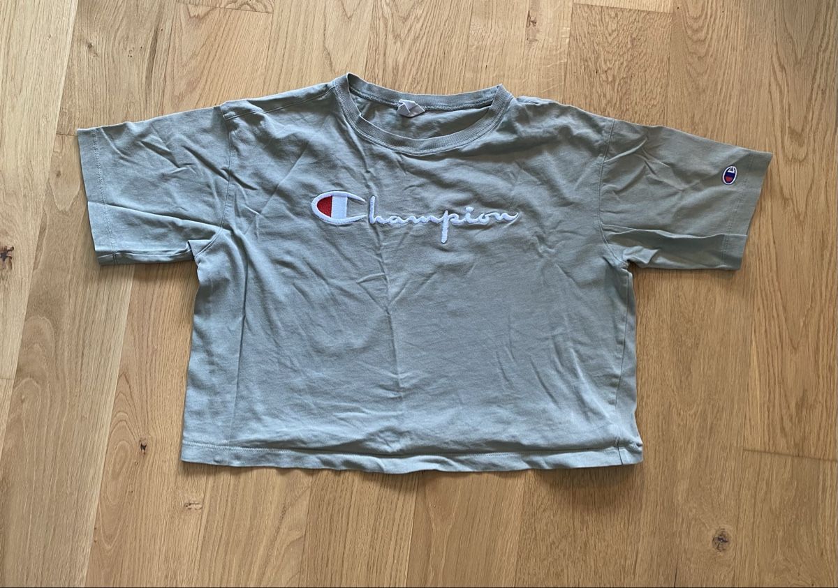 Champion T-shirt: Champion shirt cropped – Usato da Eschlikon TG venduto da mur_byr9