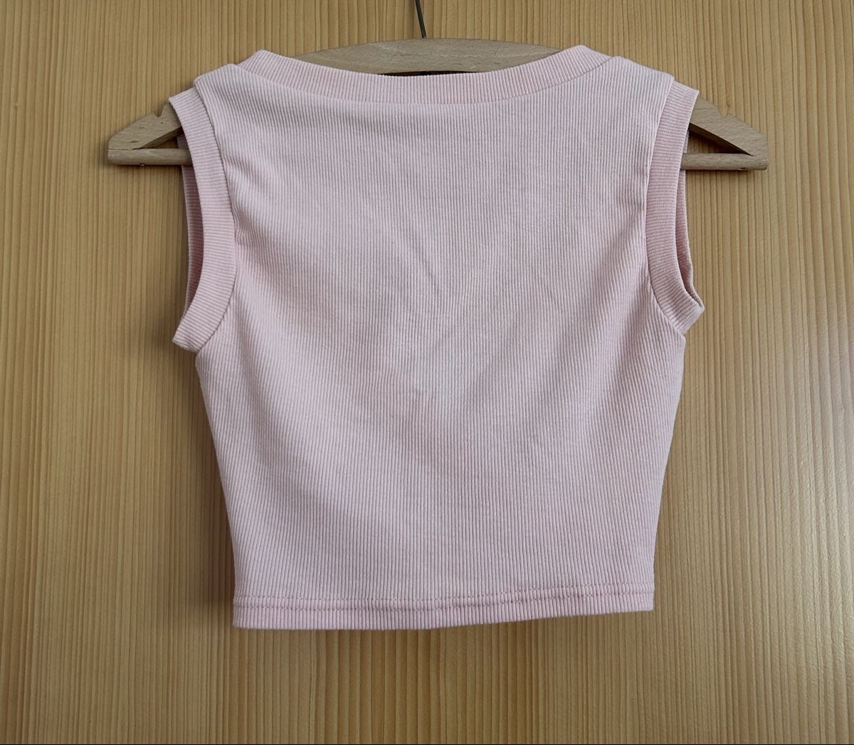 Top: Top rose clair avec décolleté en V, taille S – Usato da Ardon venduto da cam_f86l 1