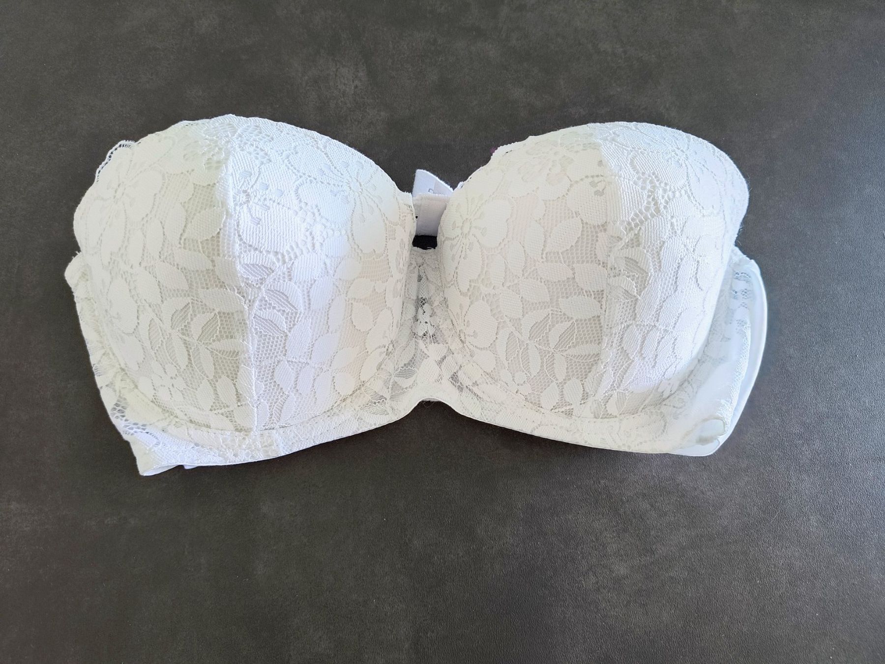 Altra biancheria intima: Weiss Spitzen BH trägerlos Gr. 80D. – Usato da Oberweningen venduto da Bumblebee2