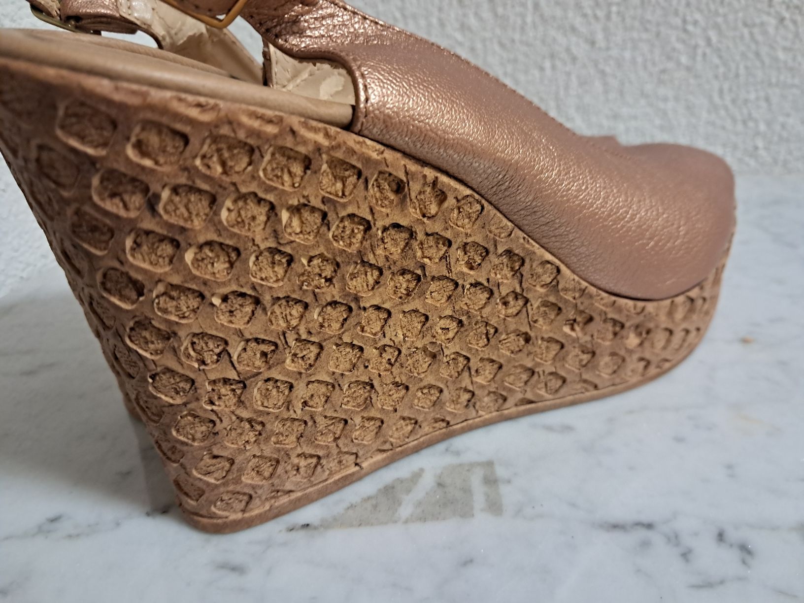 Scarpe da donna: goldene Sandale mit Kailabsatz Gr. 39 – Usato da Weinfelden venduto da Da-ryn01 2