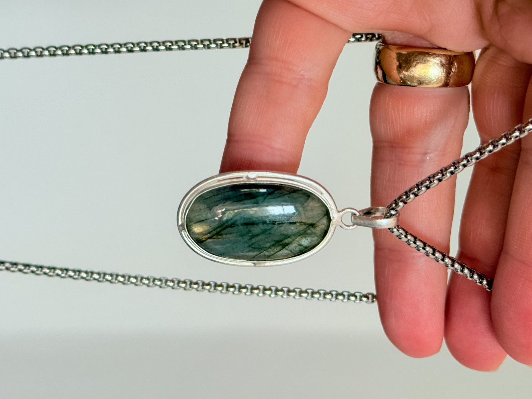 Ketten: Fashionable labradorite necklace – Neu und originalverpackt aus Genève von AGBERG 1