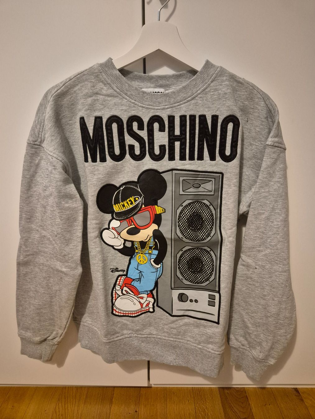 Moschino Maglioni & Felpe: H&M x Moschino Sweatshirt – Usato da St. Gallen venduto da suz_l6zz