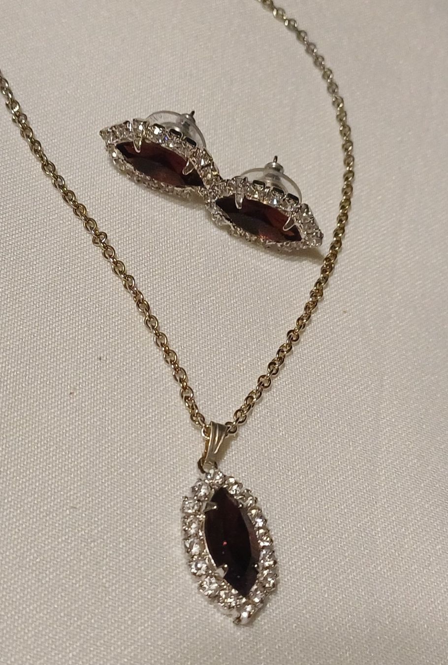 Altri gioielli: Ensemble collier et boucles d'oreilles bordeaux chic – Nuovo e nell'imballaggio originale da Le Lignon venduto da Brozova