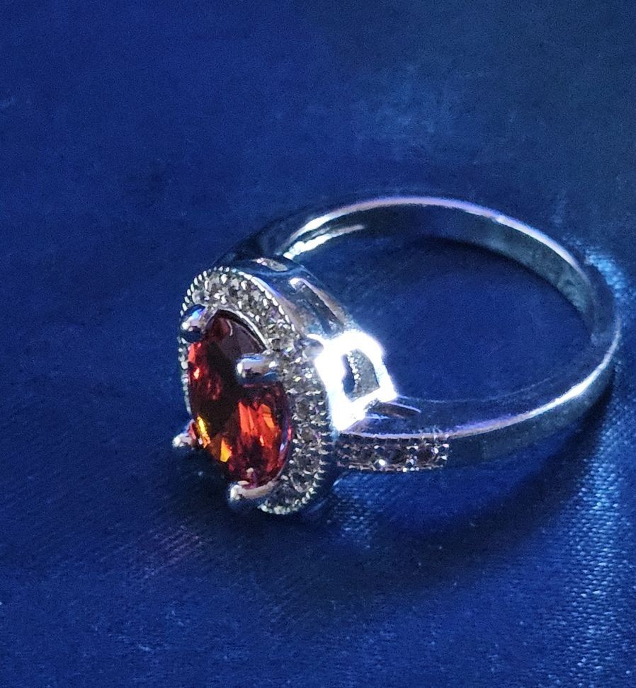 Anelli: Ring mit rotem Zirkonia, 925 versilbert Gr. 8 – Nuovo (secondo la descrizione) da Grenchen venduto da maretop 1