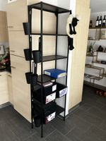 Stabiles IKEA Regal mit Behältern & Tassen. Perfekt für Ordn