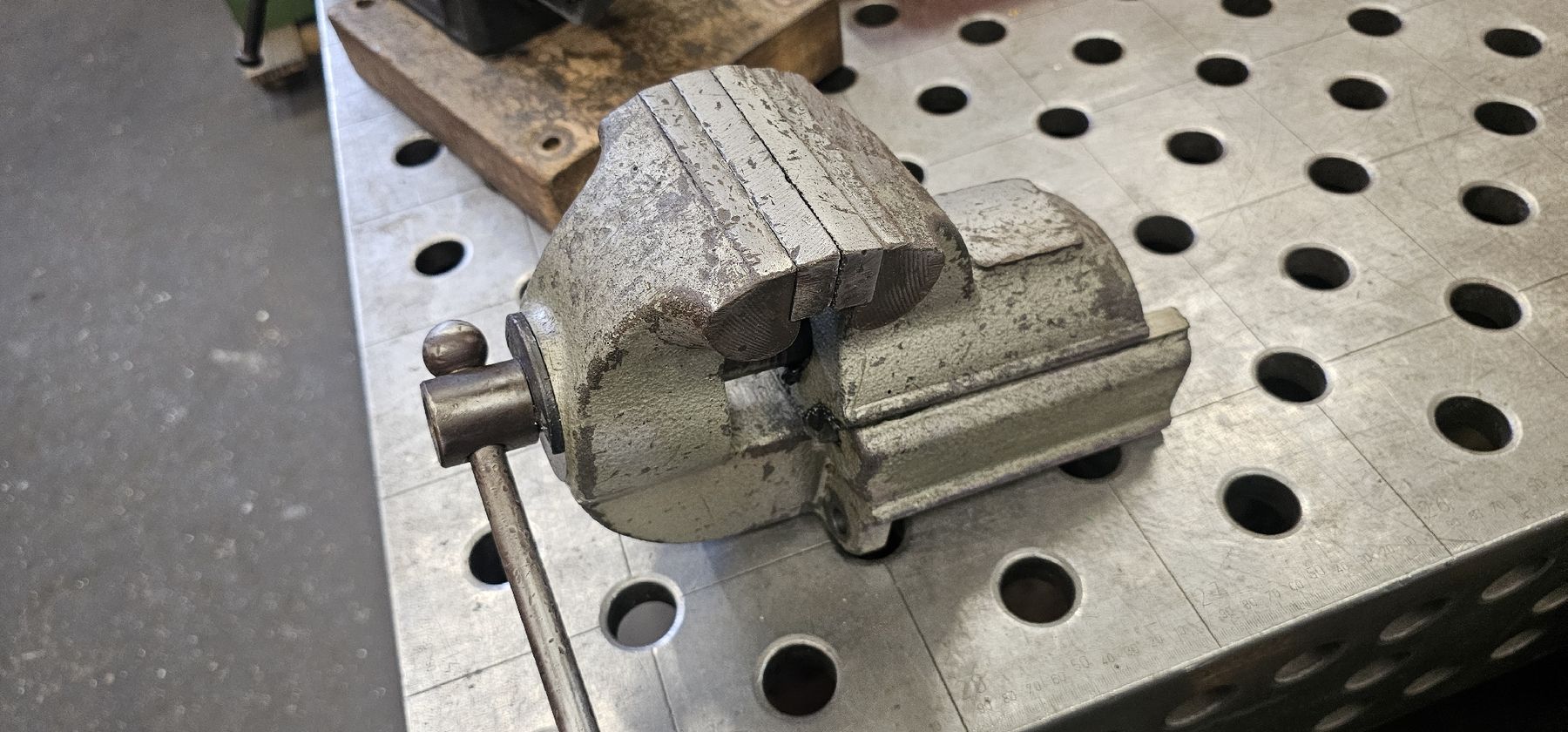 Gressel Tutti gli attrezzi: Gressel Schraubstock 100mm Backenbreite  – Usato da Emmenbrücke venduto da inf_l8yf 4