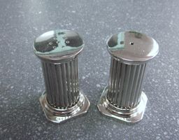 Säulenförmige Salz- und Pfefferstreuer Metall silberfarben