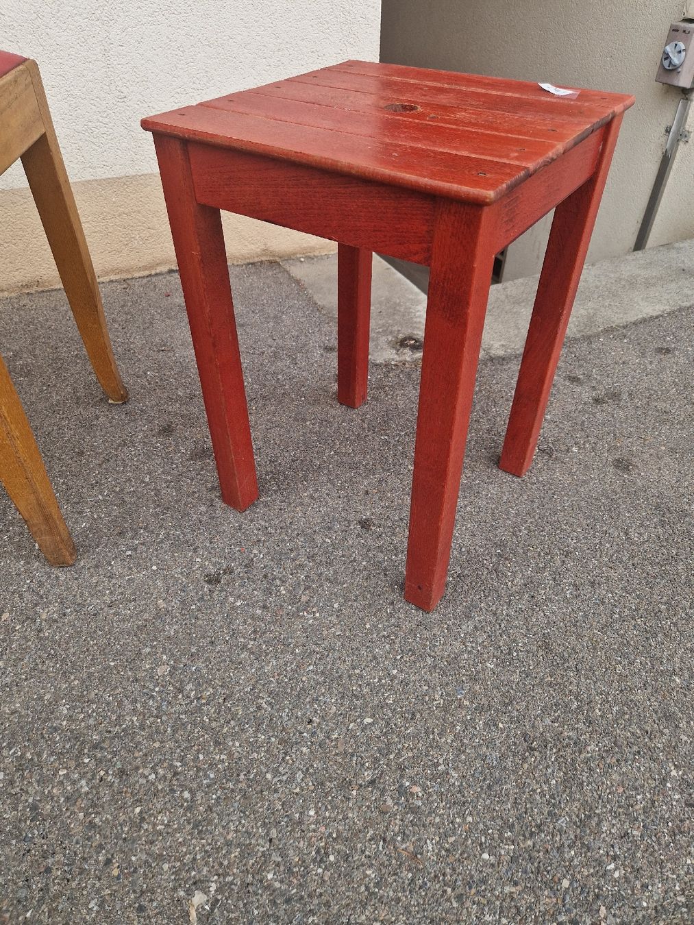 Sgabelli: Schemmel rot Holz 30x30x48cm gebraucht. Taburettli – Usato da Mörigen venduto da Clio111 5