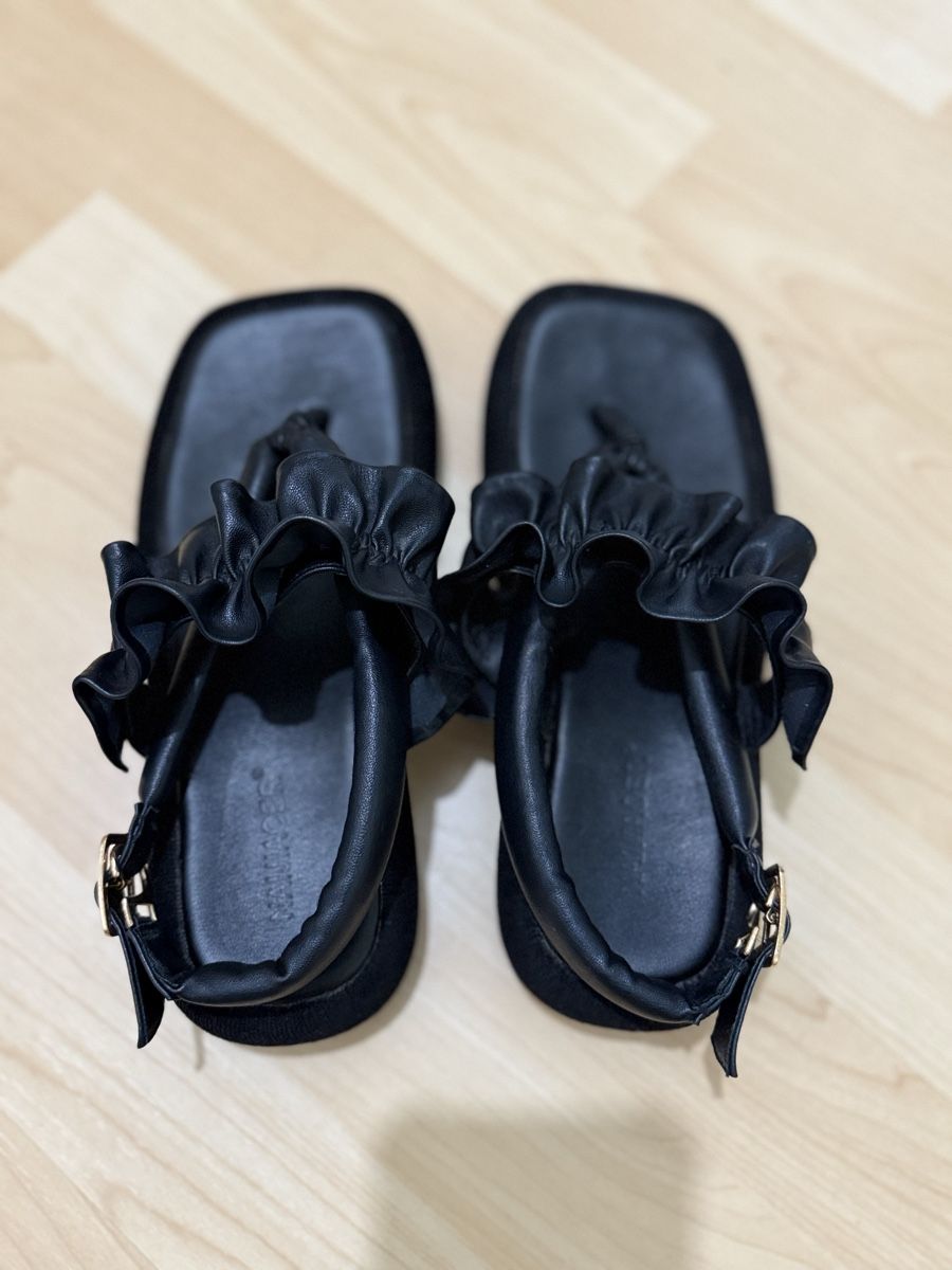 Scarpe da donna: Platform sandals / Black Summer Sandals with Ruffles – Usato da Seon venduto da Avina12 5