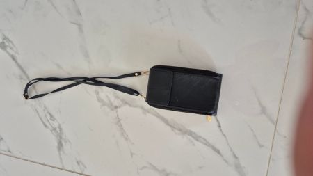 Umhängetasche für Handy, Geld und Dokumente.