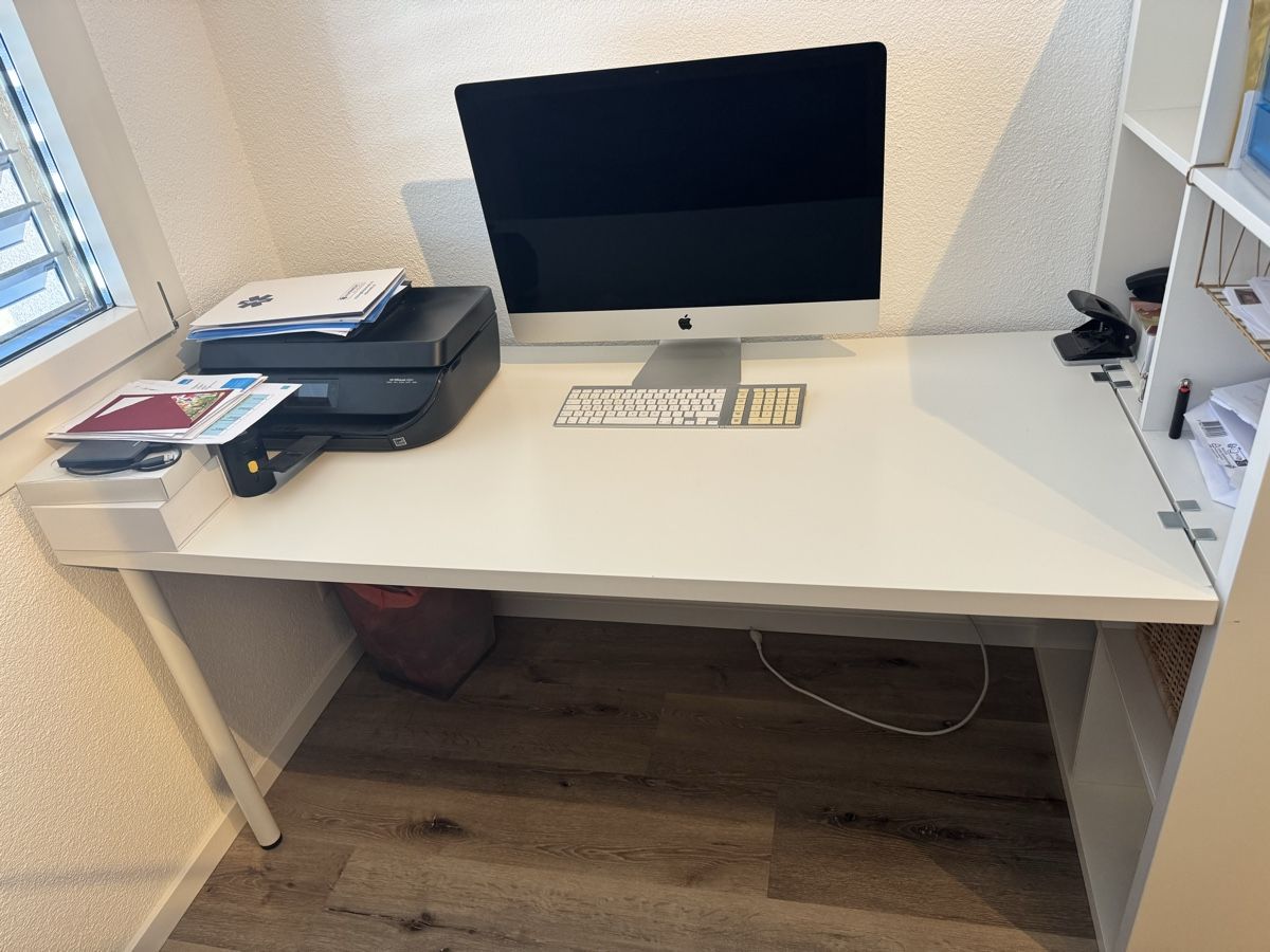 Bureaux: Schreibtisch mit Korpus – D'occasion à Hinwil par Diliborina9598 1