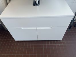 Unterbau-Möbel beim Lavabo (Badezimmer)