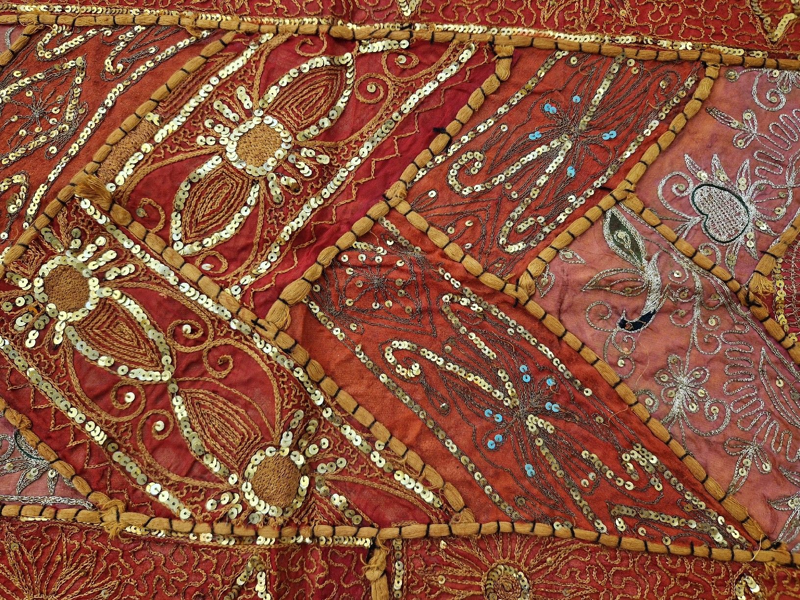 Stoffe: Tischläufer / Indischer Patchwork Handbestickt – Gebraucht aus Küsnacht ZH von 2011_ 2