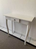 Kleiner Tisch mit Schublade